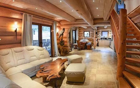 TV. Holiday Home 'Seehaus Alm' with Mountain View, Private Terrace and Wi-Fi