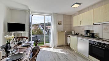 Geladeira, micro-ondas, fogão, cooktop