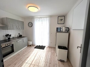 Een koelkast, een magnetron, een oven, een kookplaat