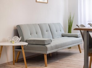 Een televisie en een stereo