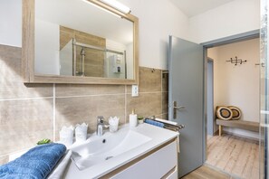 Douche, sèche-cheveux, serviettes fournies