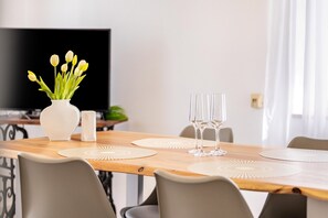 Dining - AlbGlück 2: 3-Bedroom Apartment with 25 m² Terrace, 5 km from Hohenzollern Castle (Hechingen)