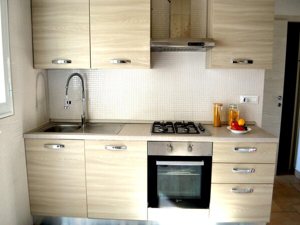 Fridge, oven, stovetop, dishwasher - Wabi's two-room apartment on the ground floor in San Foca (San Foca)
