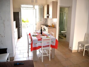Dining - Wabi's two-room apartment on the ground floor in San Foca (San Foca)