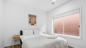 3 bedrooms, desk, iron/ironing board, WiFi - Halfway Gem - 3BR Home Between Geelong & The Coast (Mount Duneed)