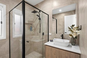 Shower, hair dryer, towels - Halfway Gem - 3BR Home Between Geelong & The Coast (Mount Duneed)