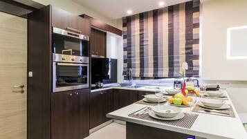 Fridge, microwave, oven, stovetop