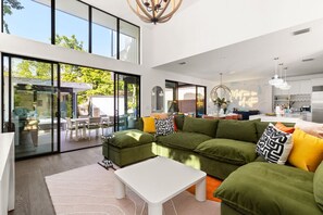 TV, bordtennis og stereoanlegg