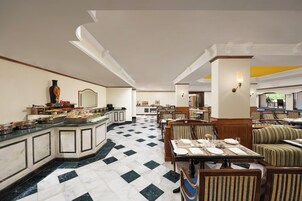 朝食 (ビュッフェ)、毎日提供 (1 名様 500 INR)