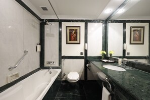 Douche, douche à « effet pluie », articles de toilette gratuits