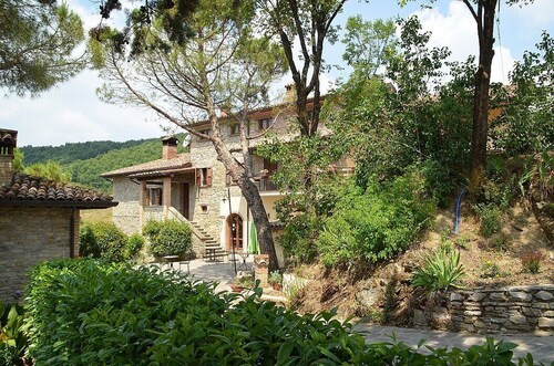 Casa Brina B: A characteristic and welcoming two-story independent house made of stone, with Free WI-FI.