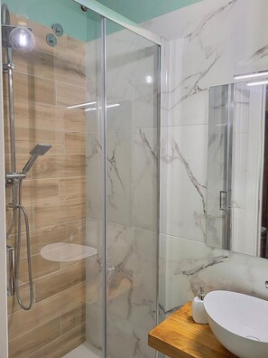 Douche, serviettes fournies