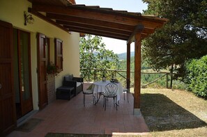 Outdoor dining - Casa Brina F: A characteristic and welcoming apartment that is part of an ancient country house surrounded by the greenery, with Free WI-FI. (Monte Santa Maria Tiberina)