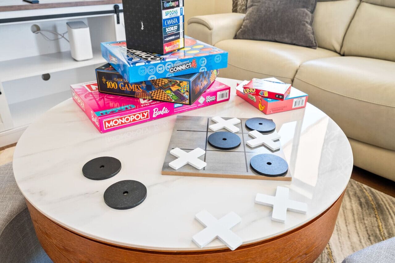 Una mesa de centro redonda con varios juegos de mesa y fichas.