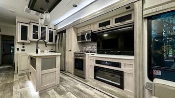 Mikroaaltouuni, uuni, liesi