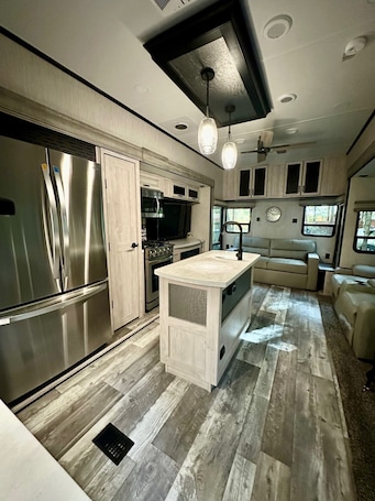 内装. Pacific Northwest Luxury Glamping!