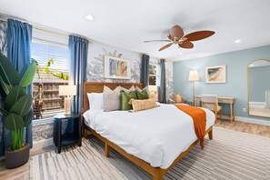 3 soverom, skrivebord, strykejern/-brett og reiseseng for barn