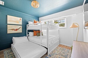 3 soverom, skrivebord, strykejern/-brett og reiseseng for barn