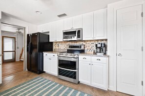 ثلاجة، ميكروويف، فرن، موقد طهي مسطح