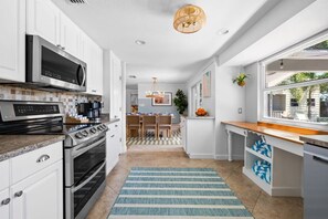 Fridge, microwave, oven, stovetop - Resort Yard! Mini Golf ~ Heated Pool~Fire Pit (Bradenton)