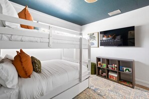 3 habitaciones, escritorio y tabla de planchar con plancha 