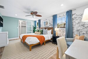 3 habitaciones, escritorio y tabla de planchar con plancha