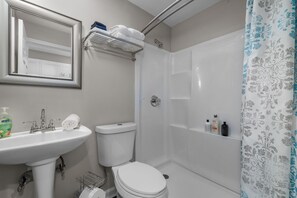 Een douche, een haardroger, handdoeken