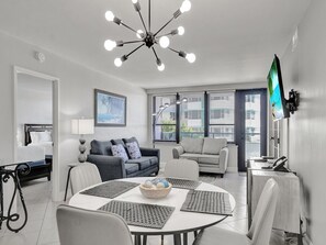 Interior - Cozy Beachfront 2 Bedroom Condo Beach Service 406 (Miami Beach)