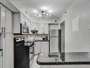 Een koelkast, een microgolfoven, een oven, een kookplaat