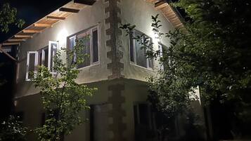 Vista frontal de la propiedad