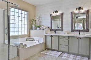 Shower, hair dryer, towels, soap - Private Oasis w/pool & spa. Access to PB, Tennis, & Fitness centre! (Indio)