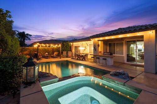 Private Oasis w/pool & spa. Access to PB, Tennis, & Fitness centre!