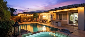 Private Oasis w/pool & spa. Access to PB, Tennis, & Fitness centre!