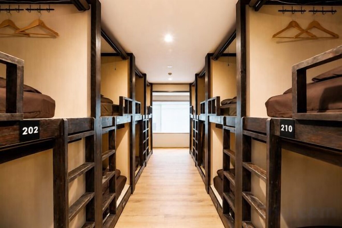 In-room safe, WiFi (free), bed sheets