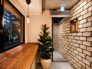 Interior entrance - Akasaka Guesthouse HIVE - Hostel (Tokyo)