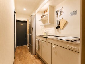 Fridge, microwave, stovetop, toaster - Akasaka Guesthouse HIVE - Hostel (Tokyo)