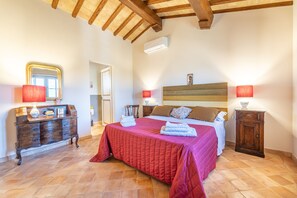 3 habitaciones, tabla de planchar con plancha, wifi y ropa de cama 