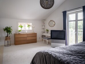 3 bedrooms, desk, WiFi, bed sheets