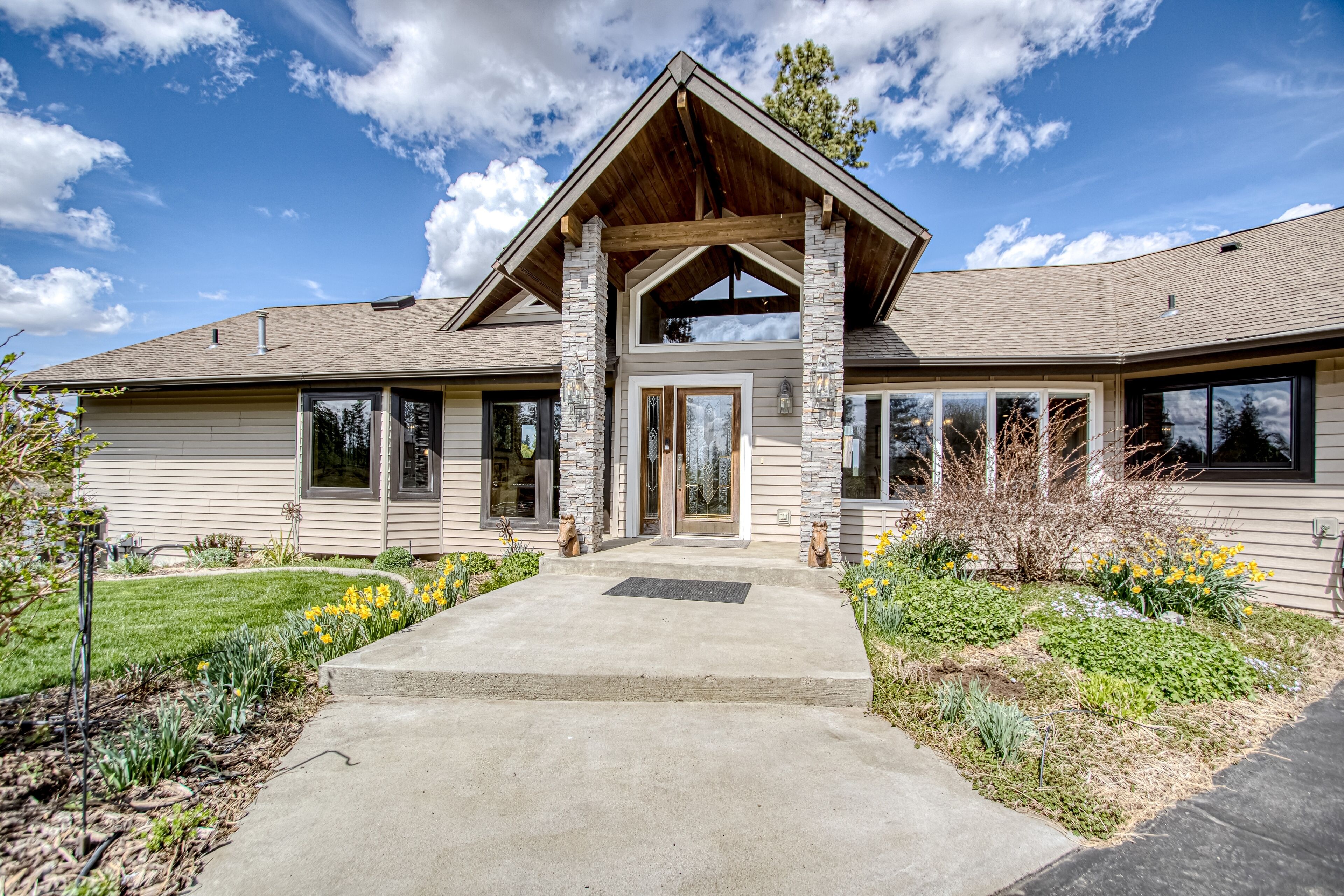 Vast countryside house with wide-ranging views, double deck, bar, & fireplaces