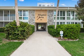 A building with a stone facade and a sign reading 'Kingston Arms.' - Walk to Lido Beach & St. Armands! Heated Pool/Spa (Sarasota)