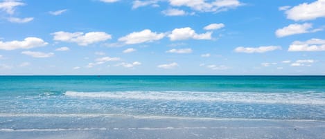 Playa en los alrededores, camastros, toallas de playa y kayaks