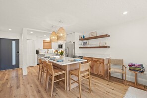 Fridge, microwave, oven, stovetop - Stylish Newly Remodeled Condo, Walk to Beach & St. Armands, Heated Pool/Spa, Free Activities Daily (Sarasota)