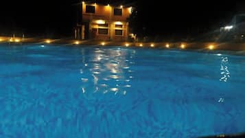 2 outdoor pools
