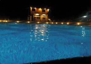 2 outdoor pools