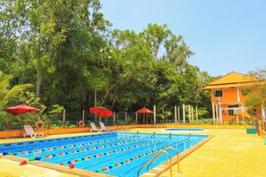 2 outdoor pools