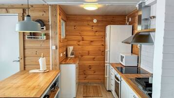 Køleskab, mikrobølgeovn, opvaskemaskine, køkkentøj/tallerkener/redskaber