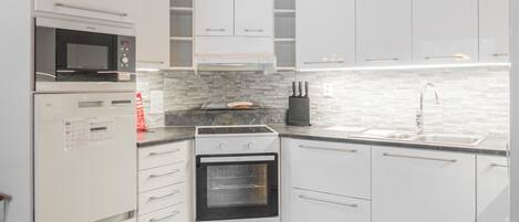 Kylskåp, mikrovågsugn, diskmaskin och barnstol