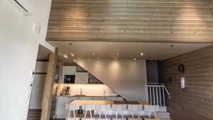 Kjøleskap, mikrobølgeovn, oppvaskmaskin og kjøkkenutstyr