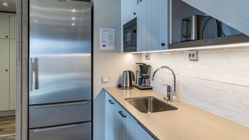 Fridge, microwave, dishwasher, cookware/dishes/utensils