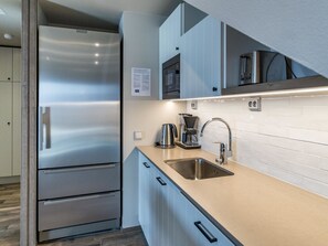 Refrigerador, microondas, lavavajillas, utensilios de cocina